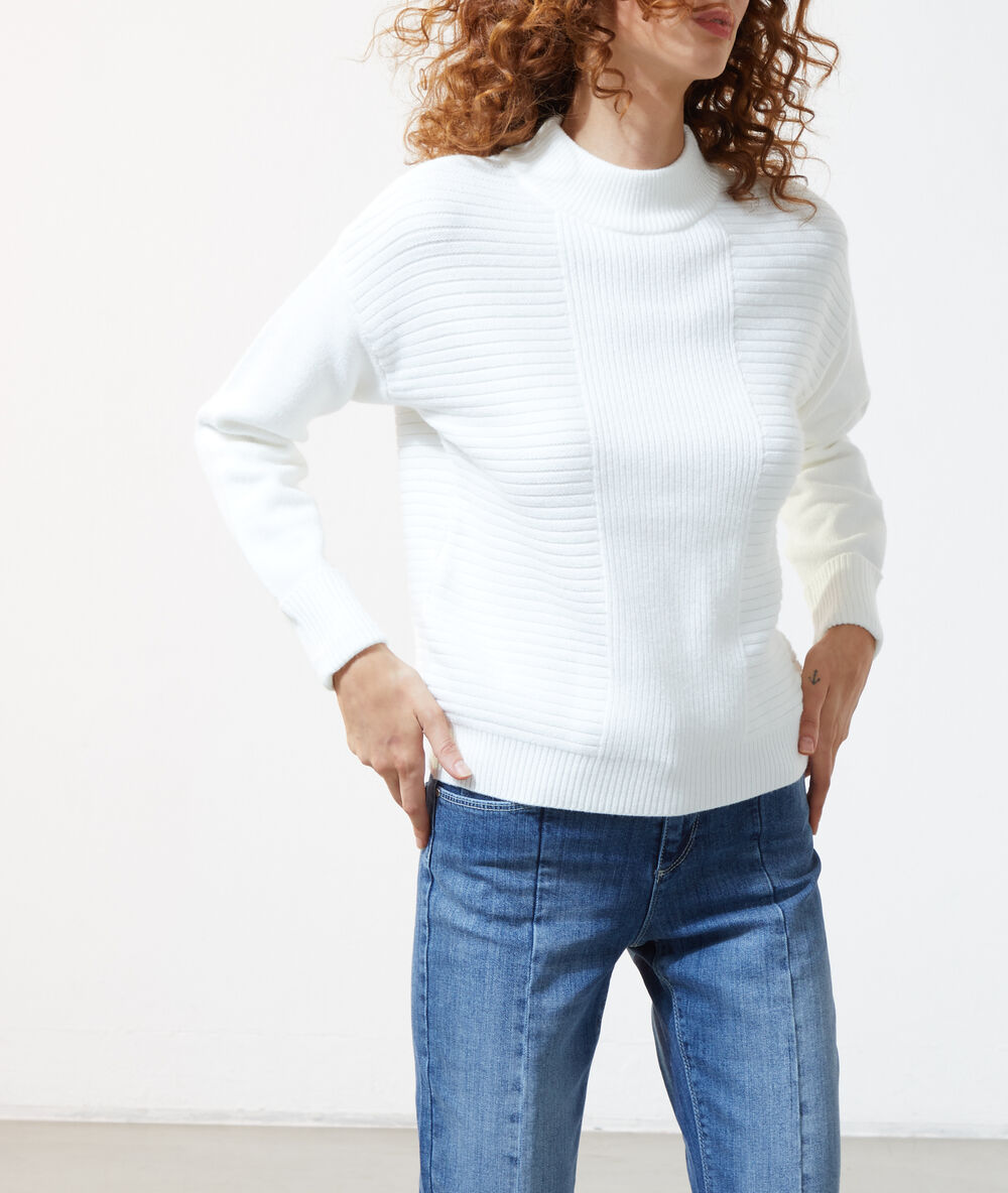 Pull col montant ecru.