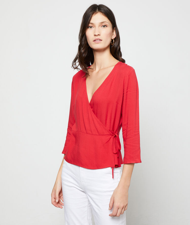 Blouse cache-coeur carmin.