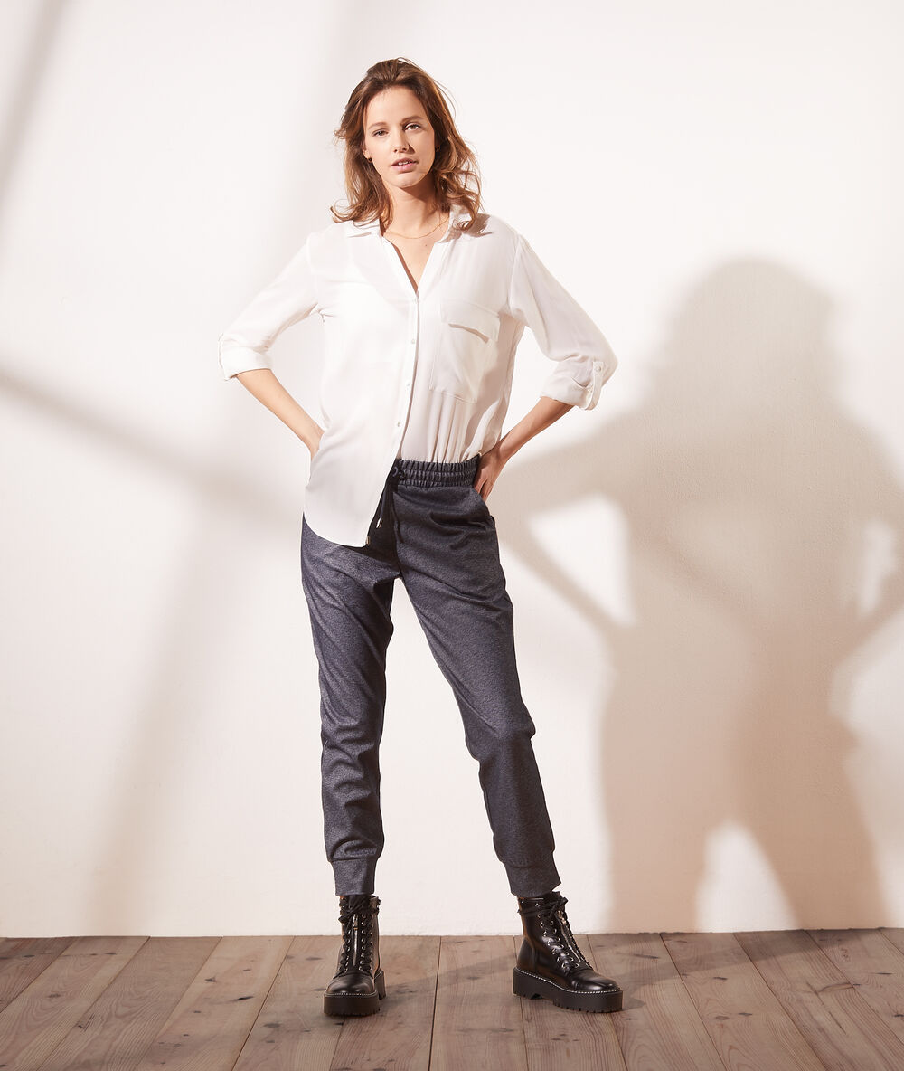 Pantalon jogger bleu marine.
