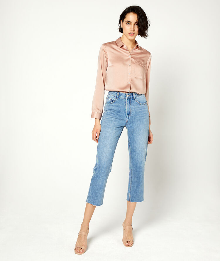 Chemise satinée nude.