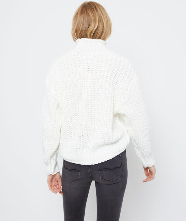 Pull col roulé en grosse maille ecru.