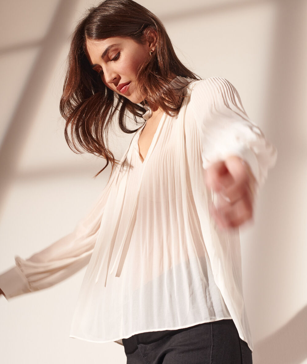 Blouse plissée, col à volants ecru.