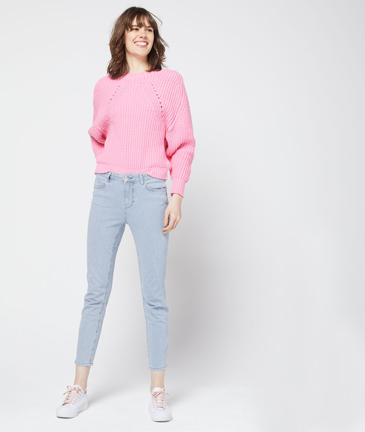 Pull en grosse maille rose pale.