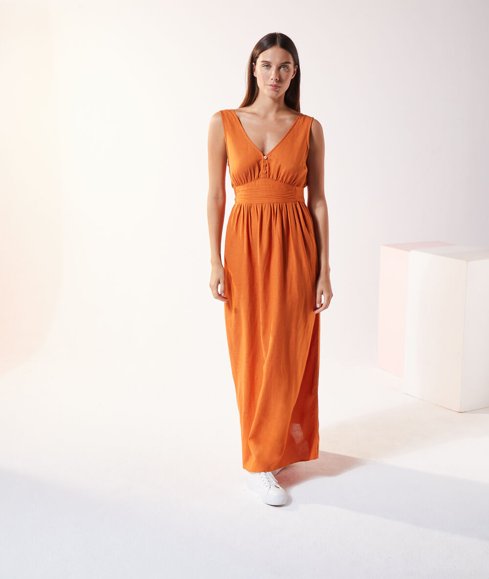 Robe longue cache-coeur dans le dos orange.