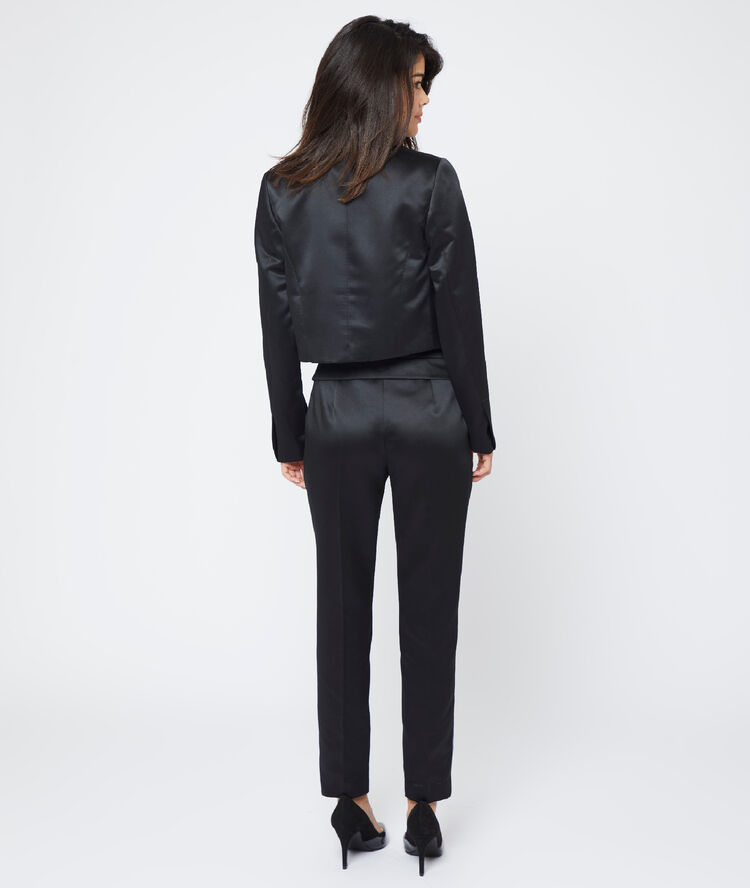 Veste de tailleur satinée noir.