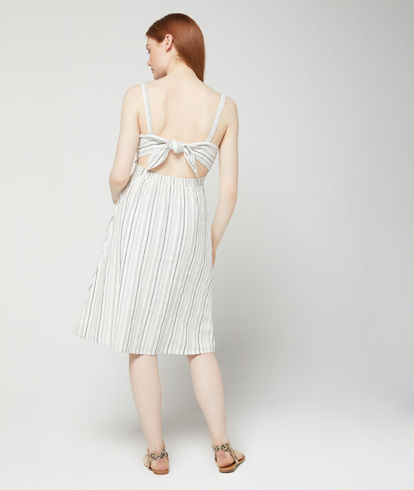 Robe en coton boutonnée nouée au dos ecru.