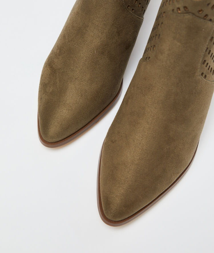 Bottines ajourées effet daim kaki clair.