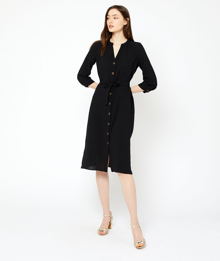Robe longue ceinturée noir.