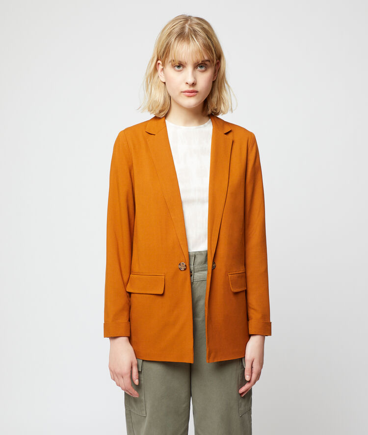 Veste de tailleur camel.