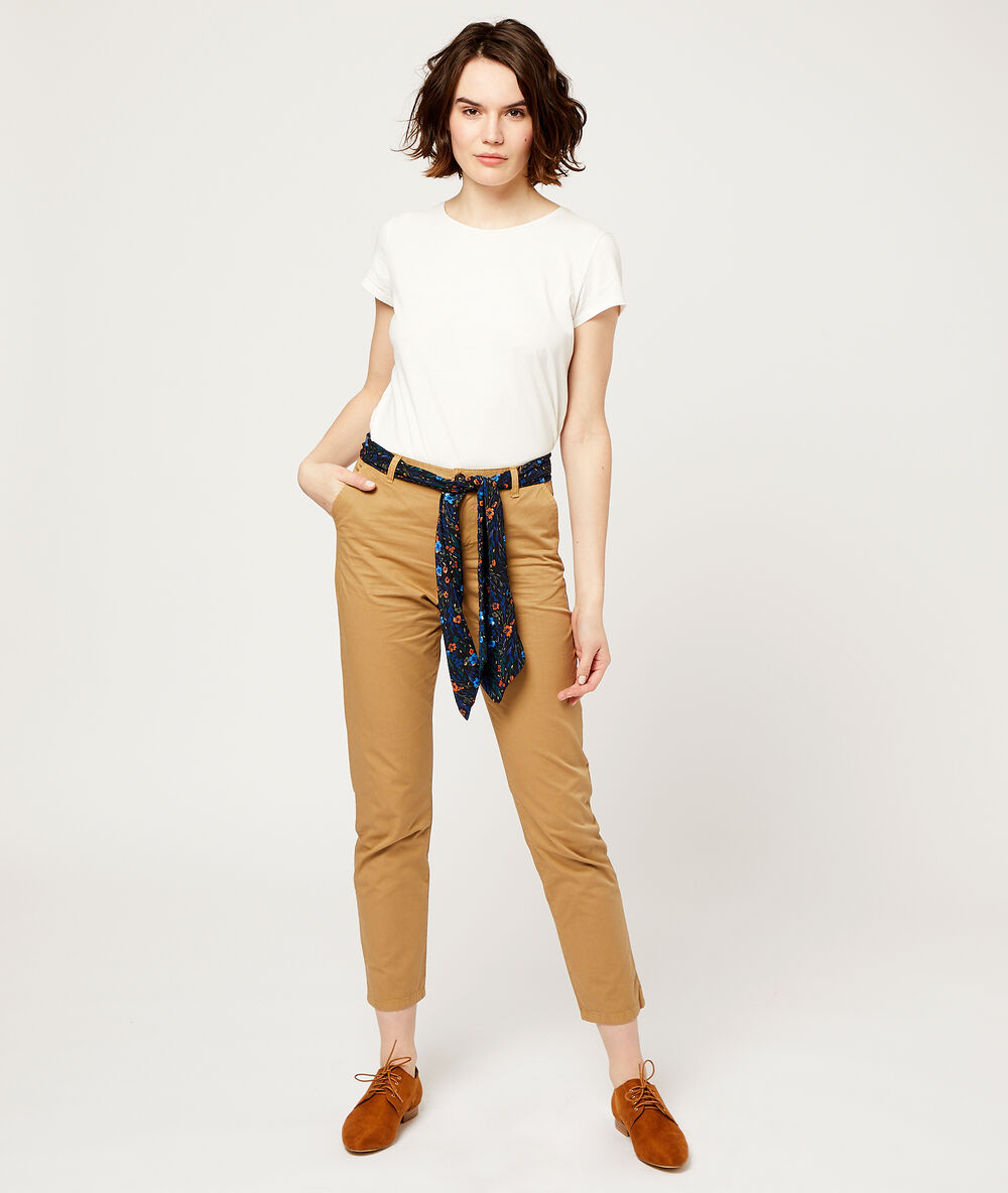 Pantalon droit avec foulard camel fonce.