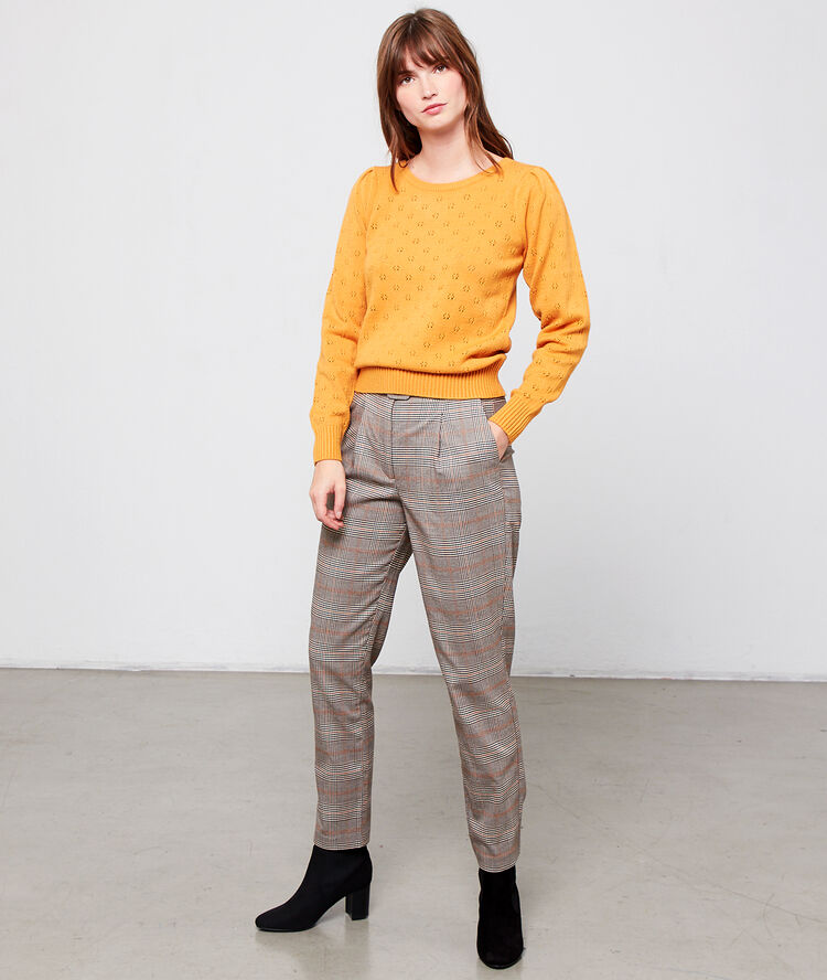 Pull en maille pointelle ocre.