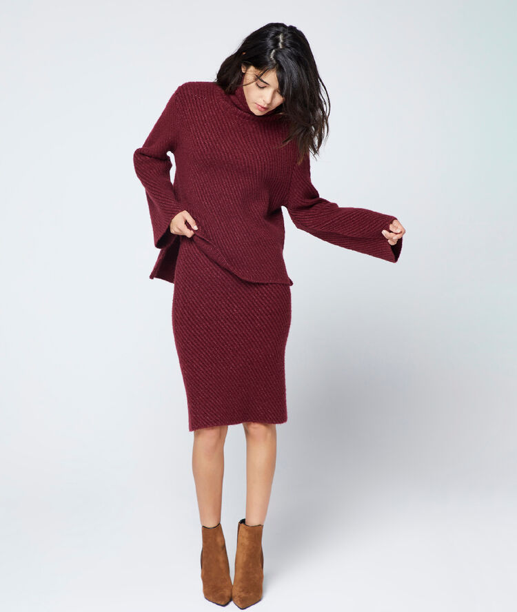 Pull col roulé en grosse maille bordeaux.