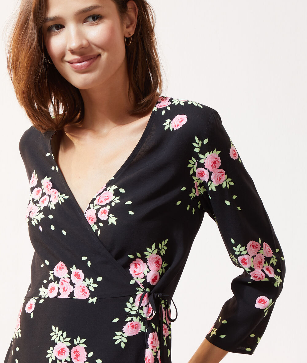 Blouse cache-cœur, imprimé fleuri noir.
