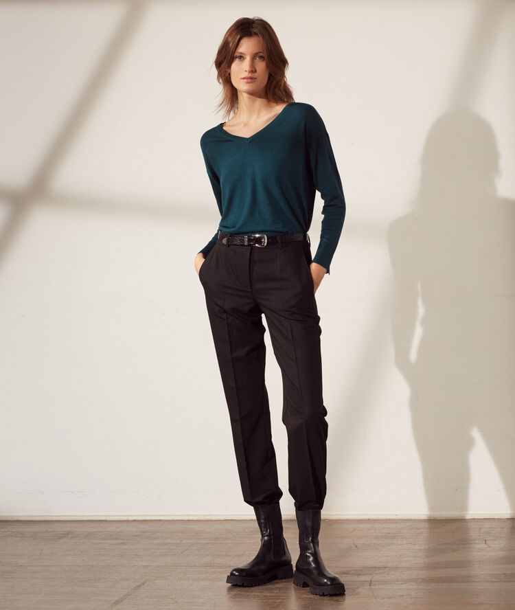 Pull col v en maille fine vert paon.