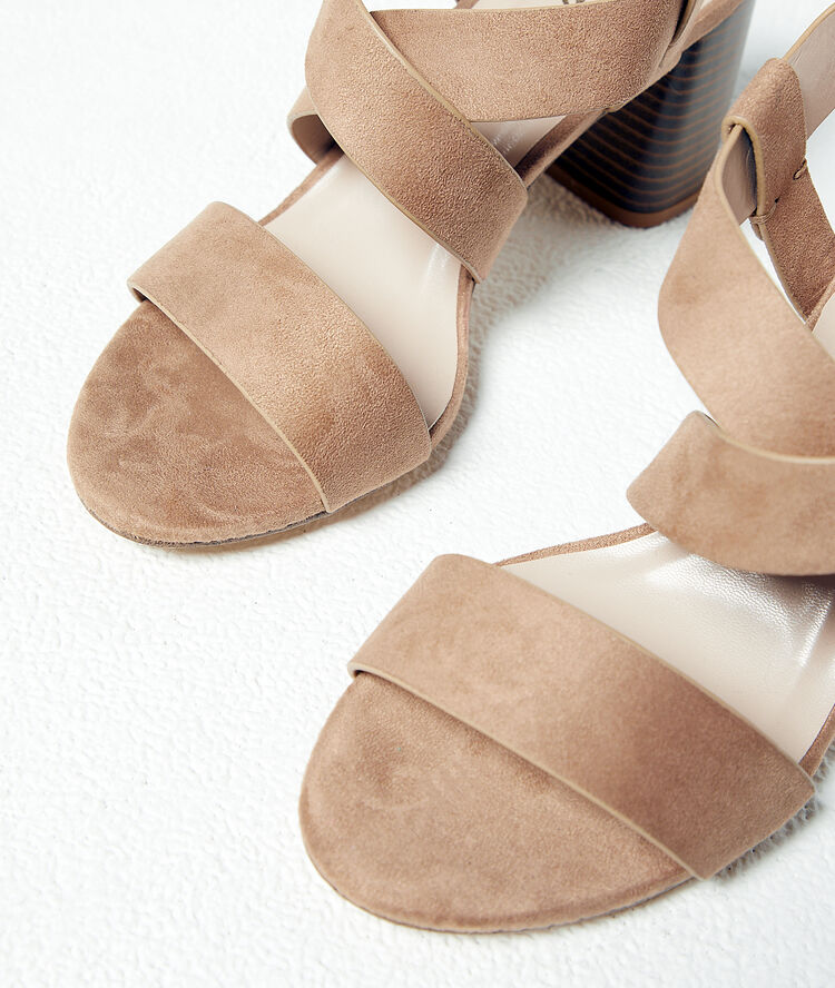 Sandales à talons effet daim beige rose.