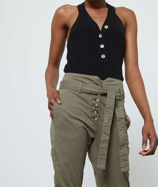 Pantalon carotte ceinturé à boutons kaki.