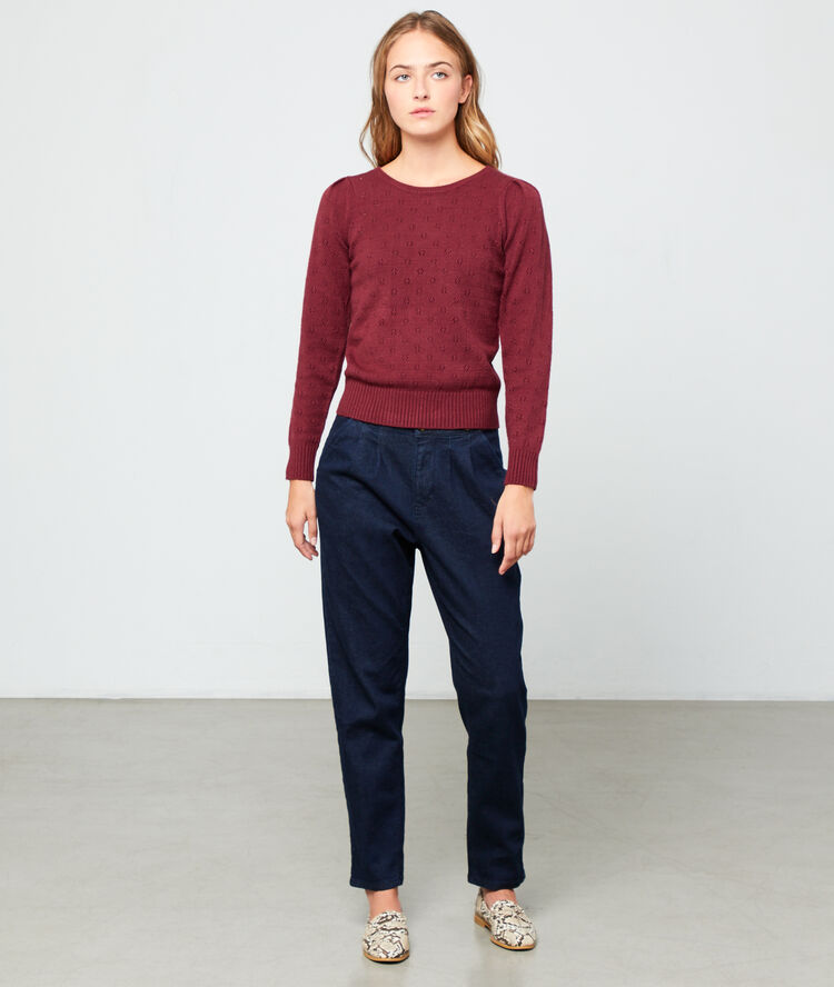 Pull en maille pointelle bordeaux.