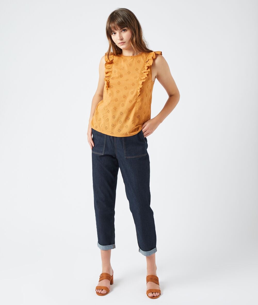 Blouse en guipure camel.