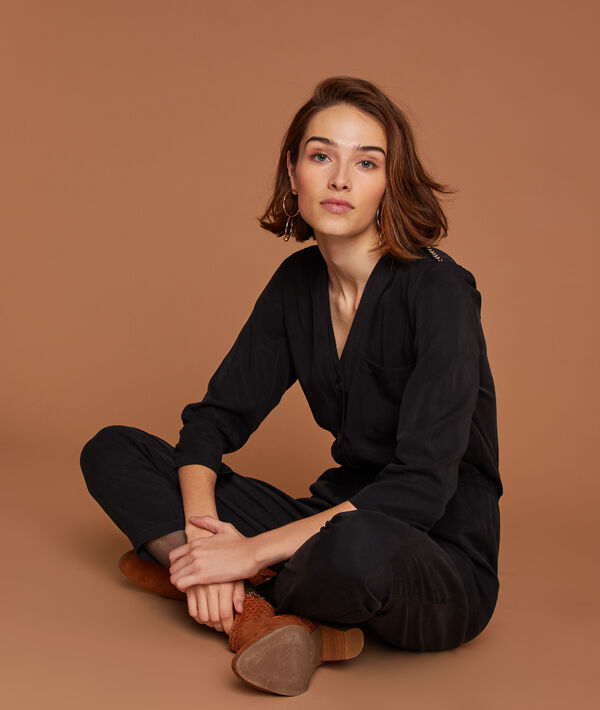Combinaison boutonnée à broderies en tencel® noir.