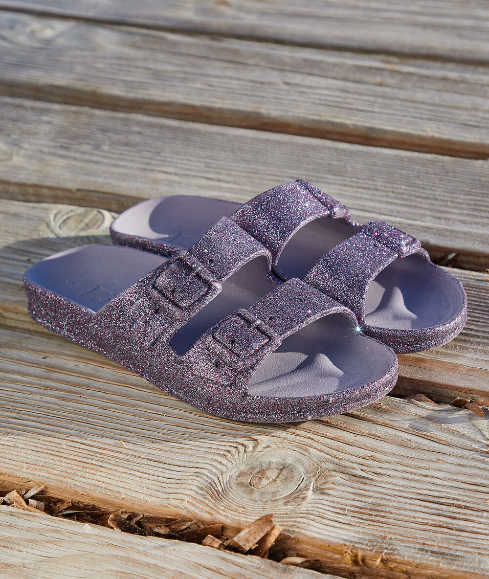 Sandales à paillettes lilas.