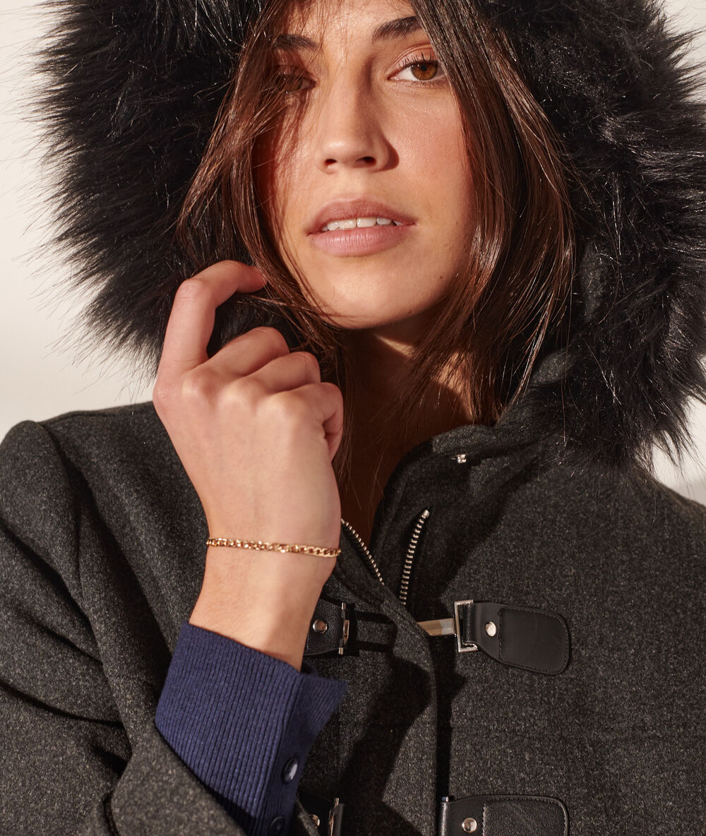 Manteau à capuche fourrure synthétique gris chine.