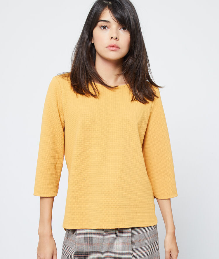 Sweat-shirt à col rond ocre.