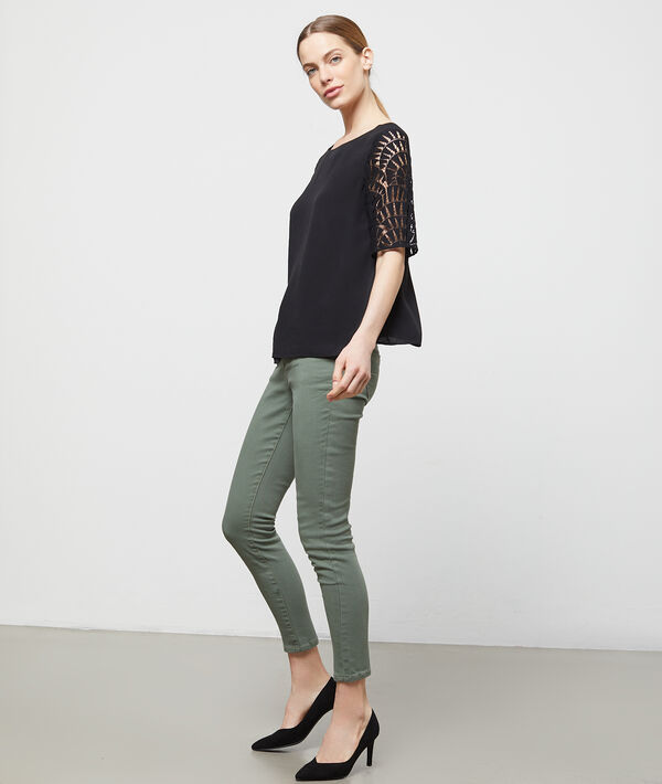 Pantalon skinny kaki clair.