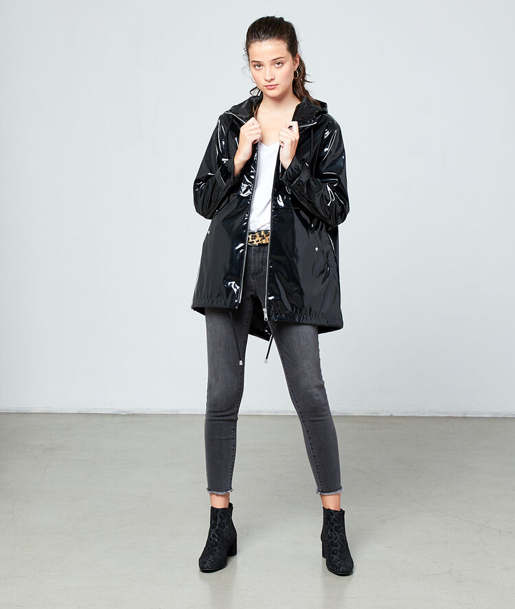 Imperméable à capuche effet vinyle noir.