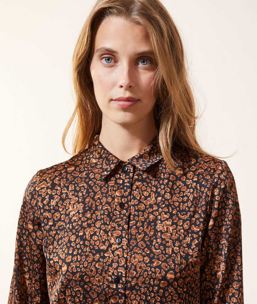 Robe chemise longue imprimé noir.