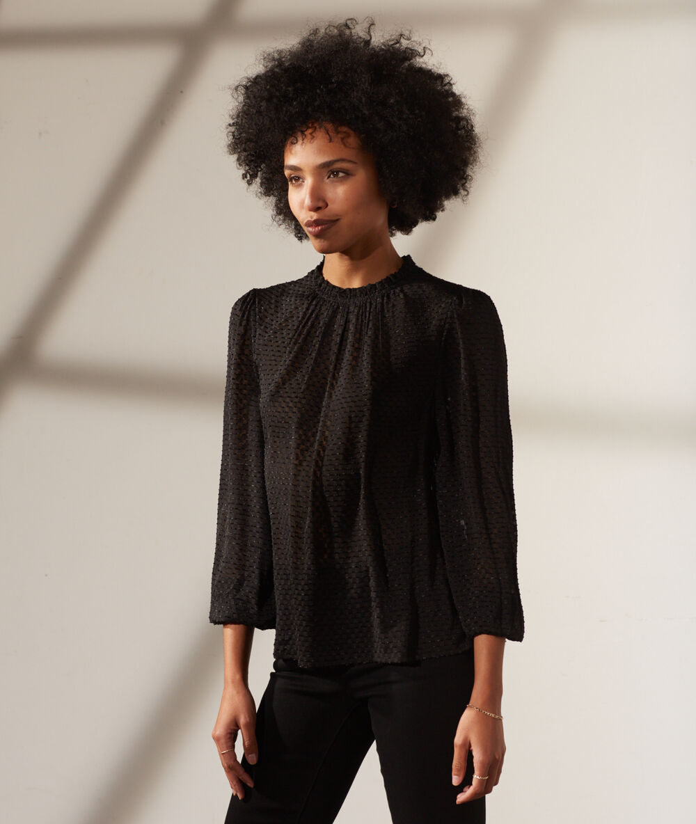 Blouse plumetis col haut noir.