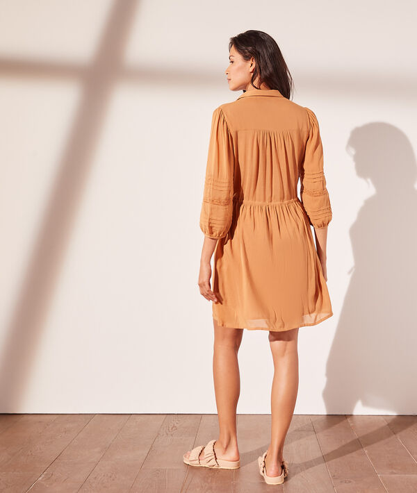 Robe courte détails ajourés Robe courte détails ajourés