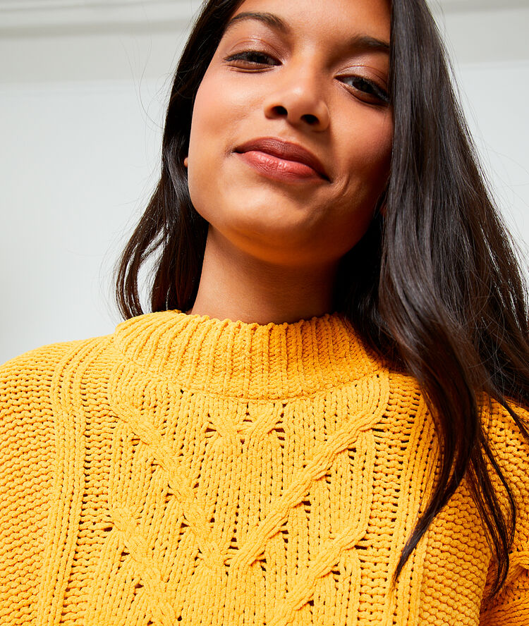 Pull torsadé en grosse maille ocre.