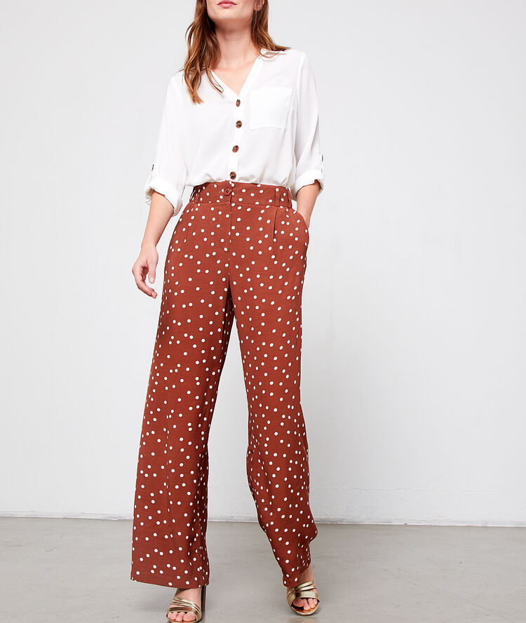 Pantalon large à pois marron.