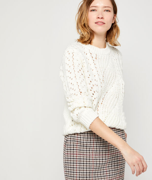 Pull en grosse maille torsadée ecru.