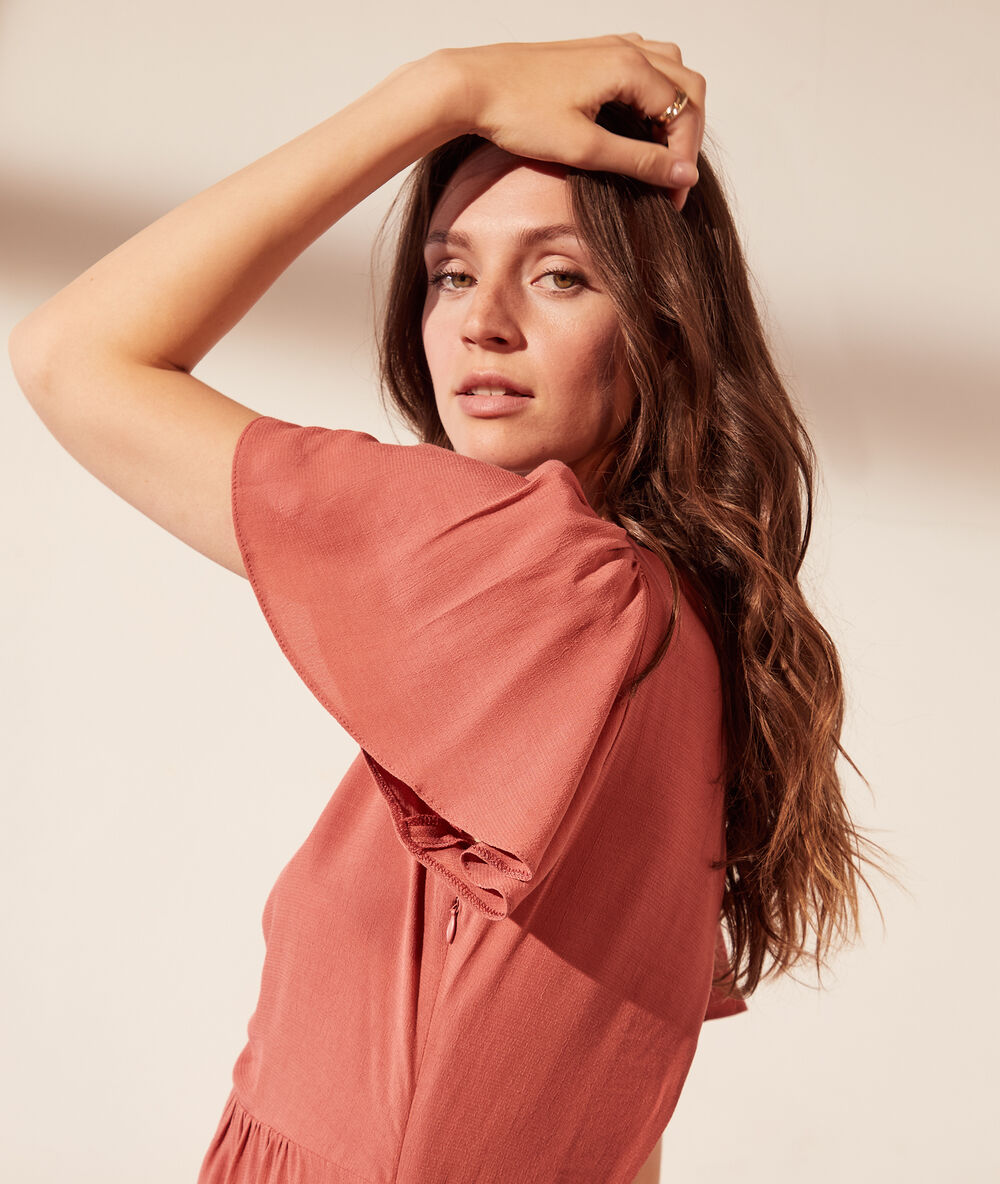 Robe dos ouvert manches à volants rose.