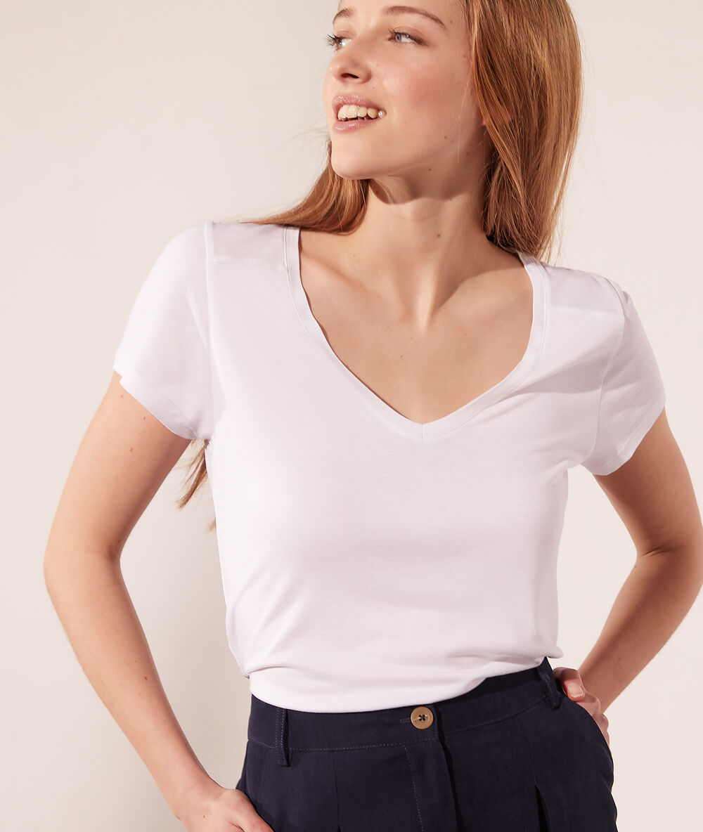 T-shirt col v blanc.