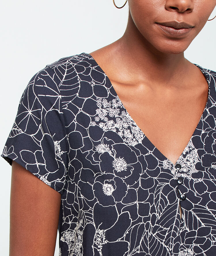 T-shirt à imprimé fleuri noir.