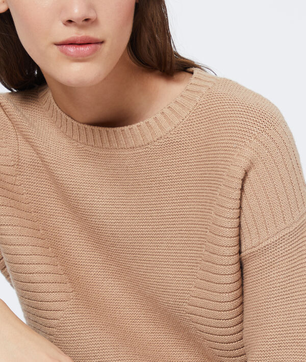 Pull côtelé en grosse maille camel.