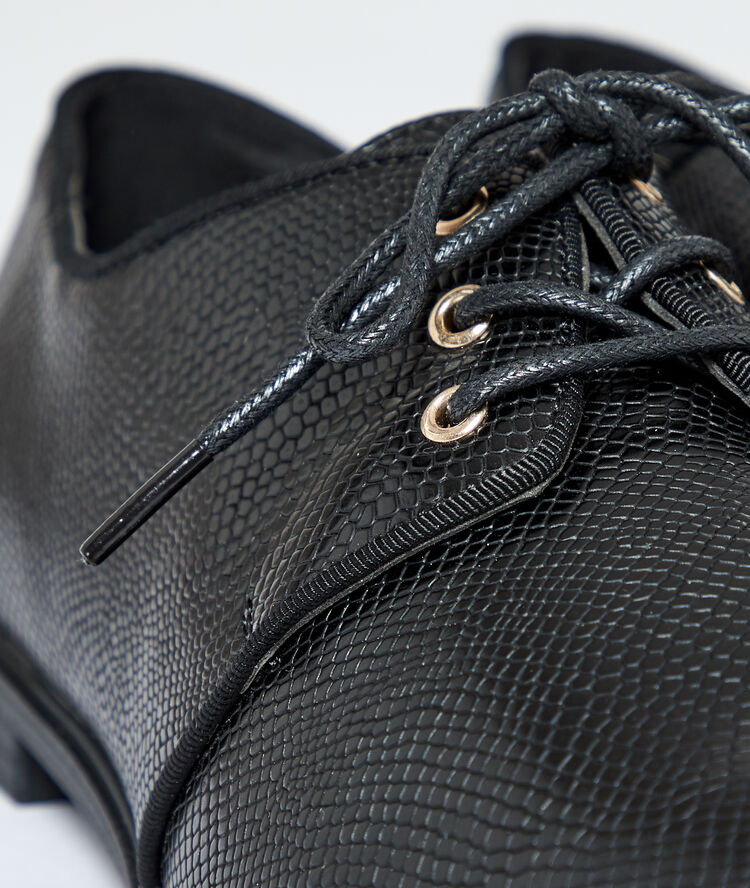Derbies effet écailles noir.