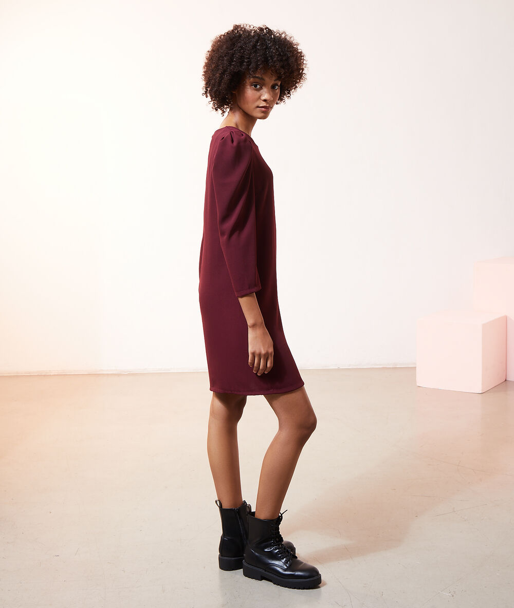 Robe droite manches ballons bordeaux.