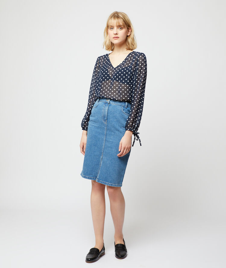 Blouse transparente à pois marine.