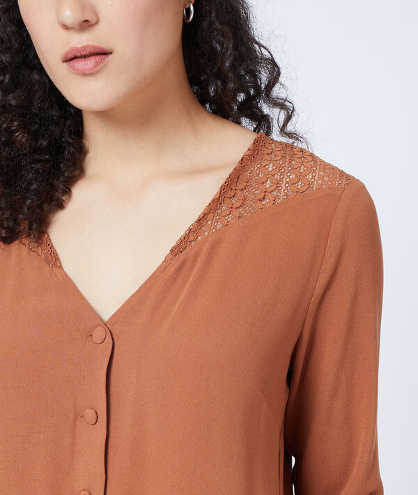 Blouse boutonnée à guipure savane.