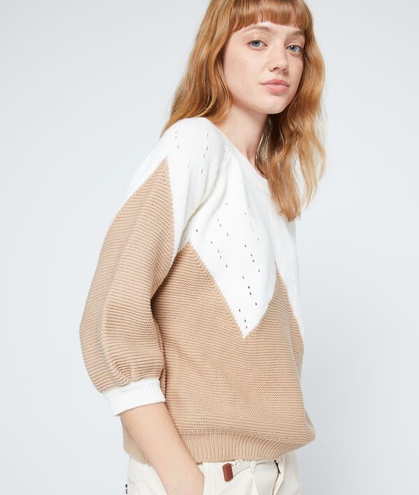 Pull graphique en maille fine camel.