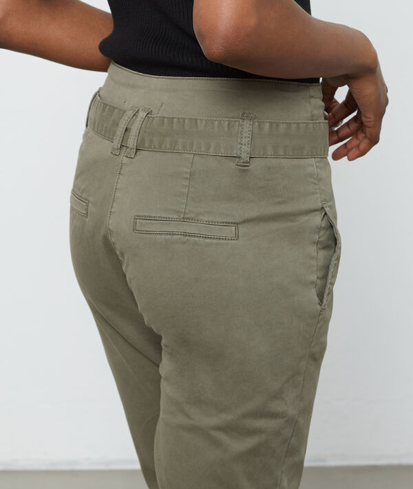 Pantalon carotte ceinturé à boutons kaki.