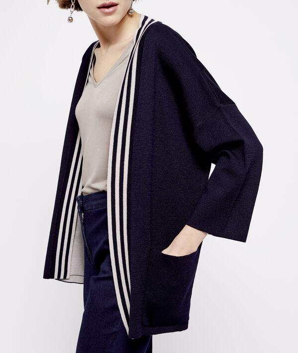 Gilet bicolore à maille fine marine.
