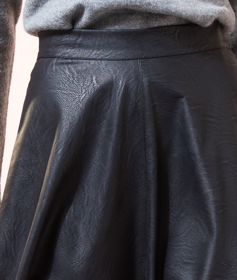Jupe midi effet cuir noir.