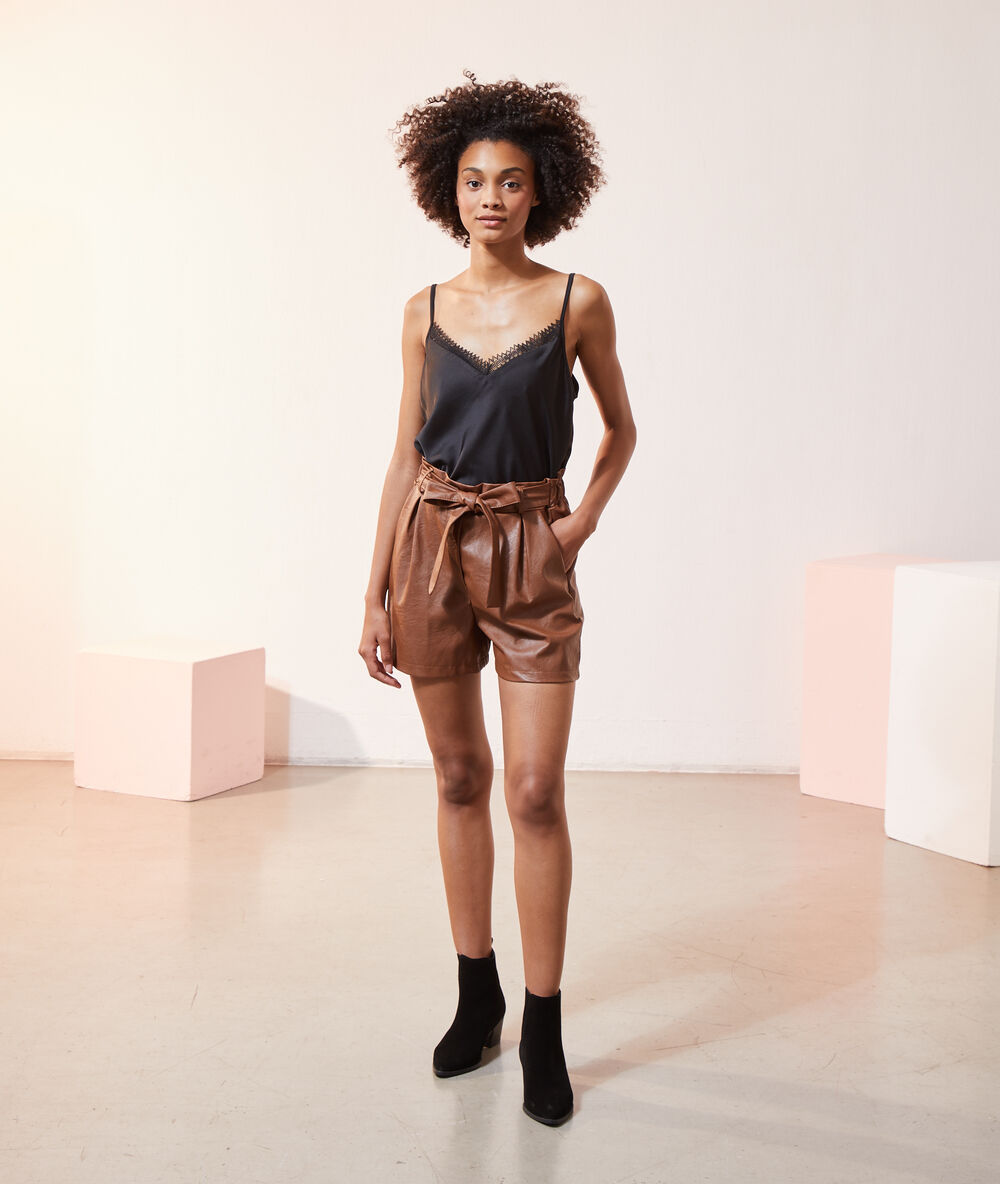 Short ceinturé effet cuir chocolat.