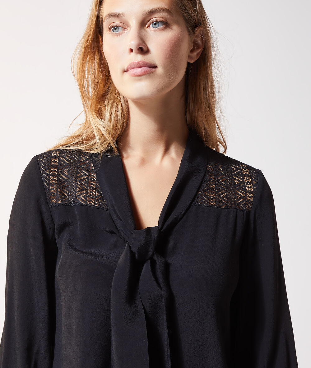 Blouse col lavallière noir.