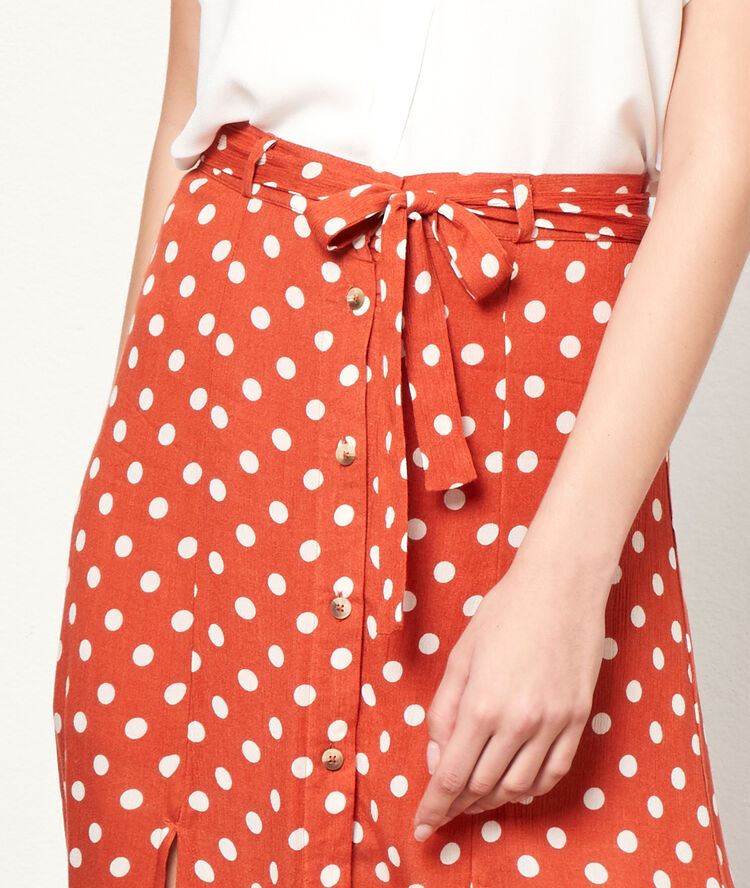 Jupe midi fendue à pois brique.