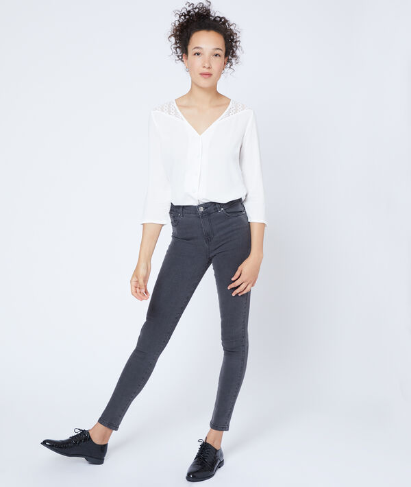 Blouse boutonnée à guipure ecru.